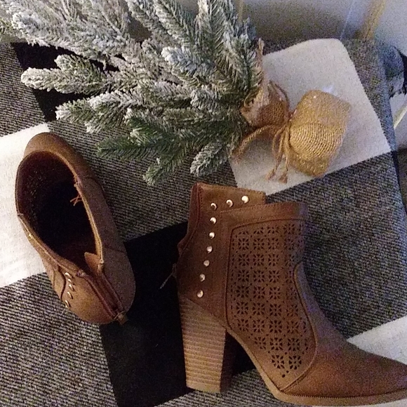 Shoes - Picture 2 of 3